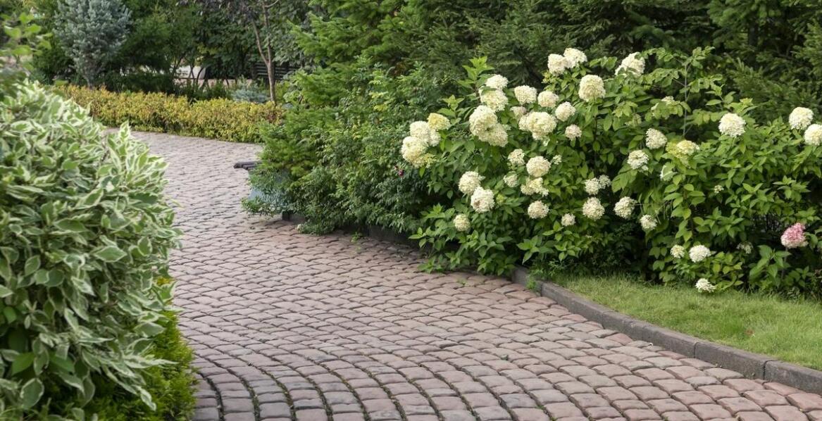 Kamień ogrodowy a oszczędność wody – jakie ma znaczenie?
