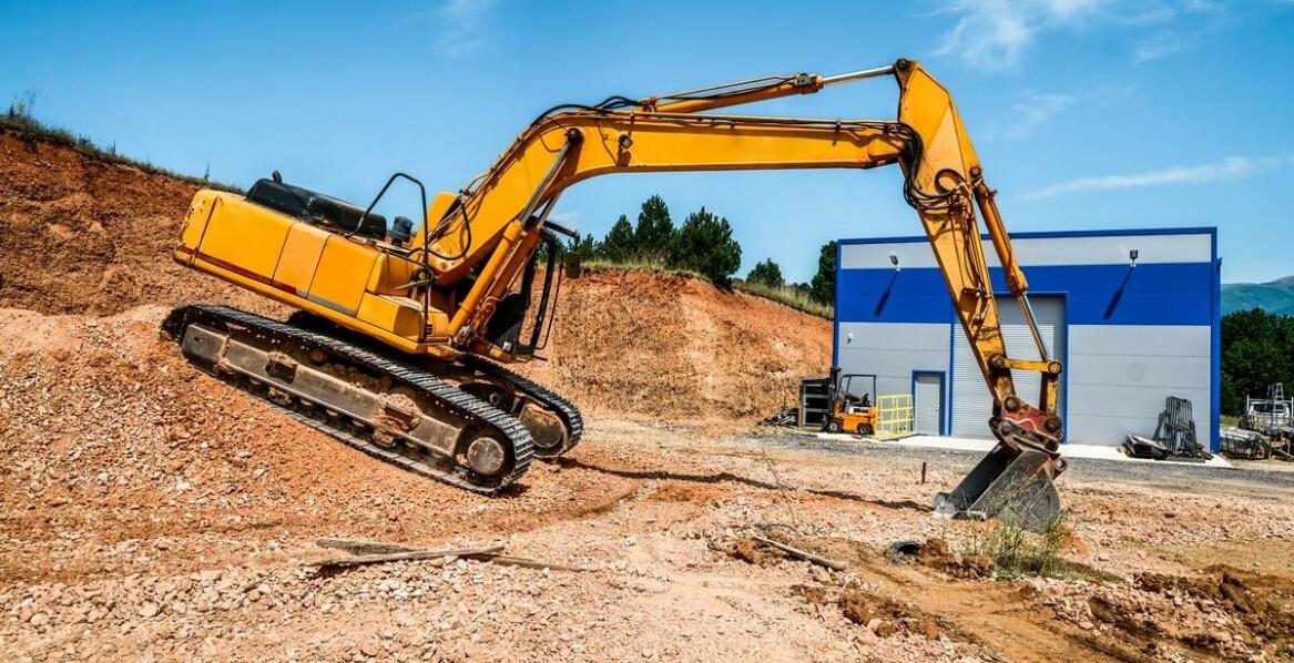 Bezpieczeństwo i serwis przy wynajmie maszyn budowlanych - kluczowe elementy