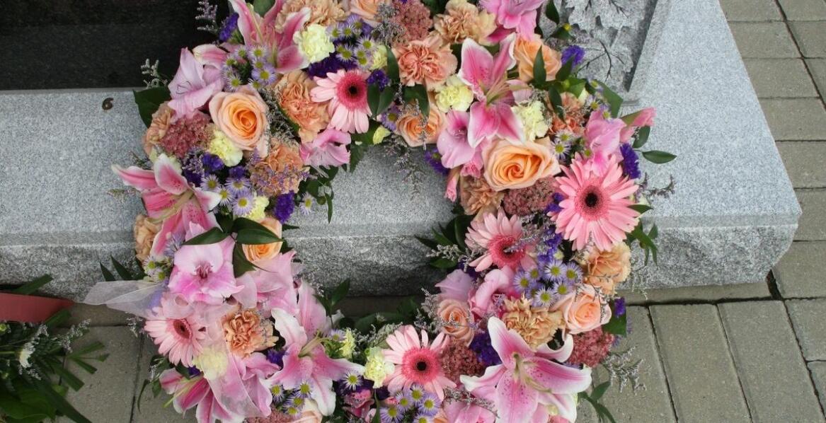 Dlaczego empatia jest kluczowa w tworzeniu wieńców pogrzebowych?
