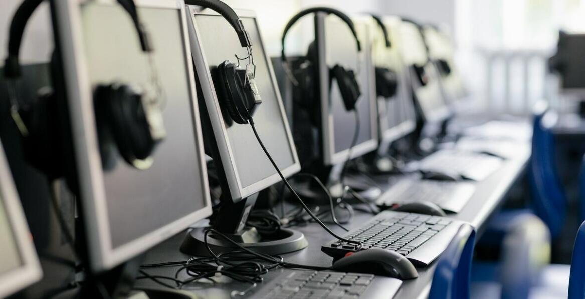 Wpływ personalizacji na efektywność systemów identyfikacyjnych w szkołach