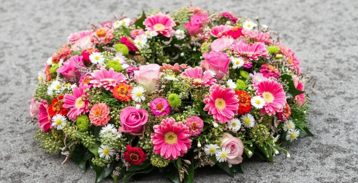 Znaczenie indywidualnego podejścia w tworzeniu wieńców pogrzebowych