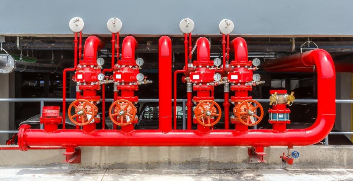 Natrysk przeciwpożarowy w przemyśle – jakie są jego główne zalety?