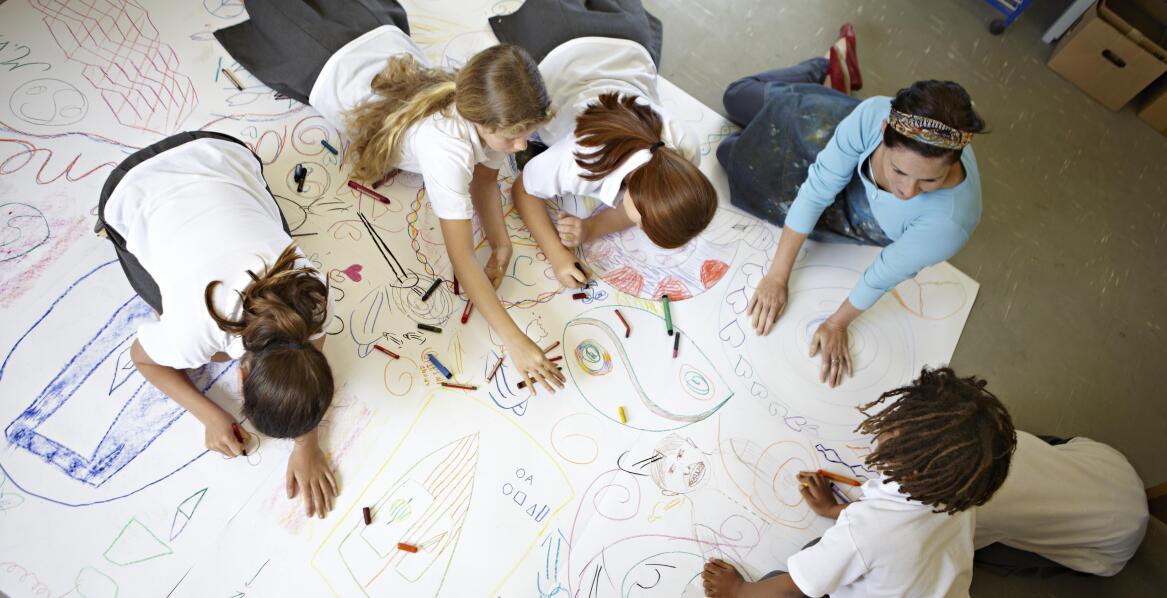 Zastosowanie podłogi interaktywnej w placówkach edukacyjnych: Przykłady i korzyści