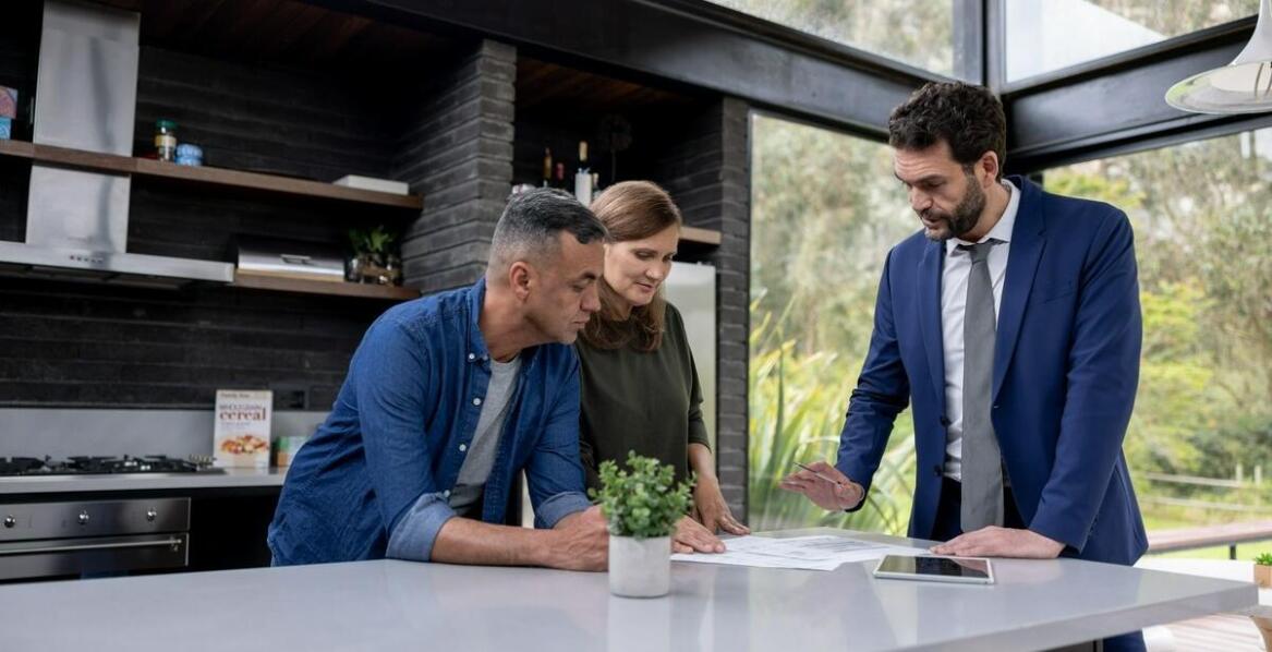 Rola biura nieruchomości w zapewnieniu bezproblemowego procesu zakupu i wykończenia apartamentu