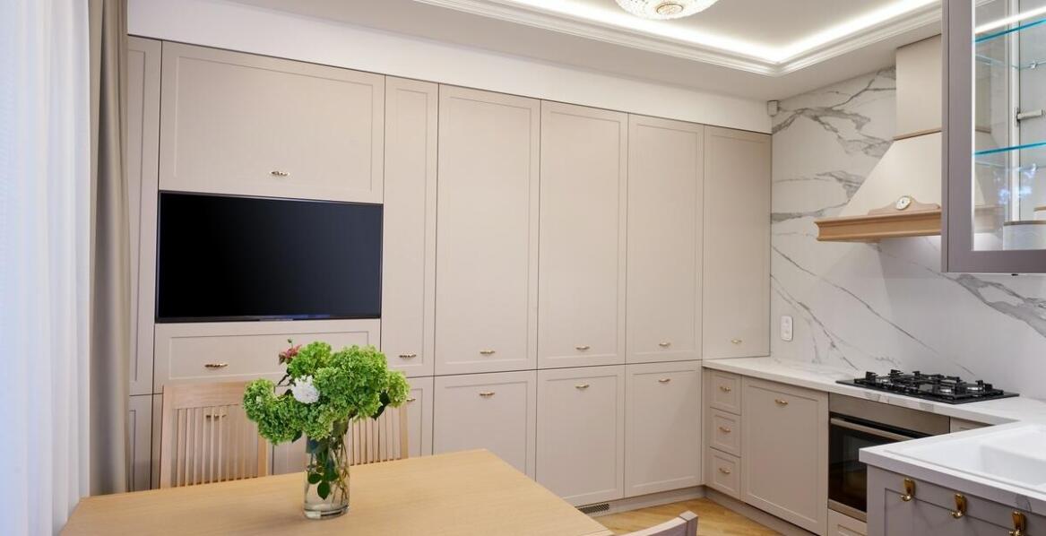 Jakie innowacyjne technologie można zastosować w kuchniach na wymiar?