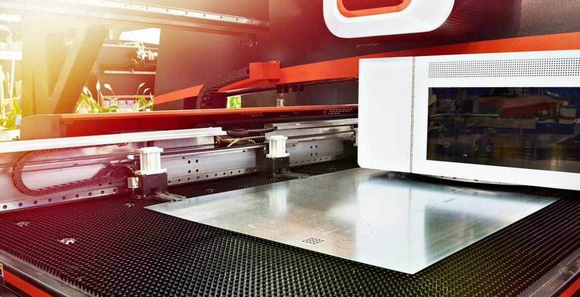 Wpływ zaginarek dekarskich na precyzję i trwałość konstrukcji