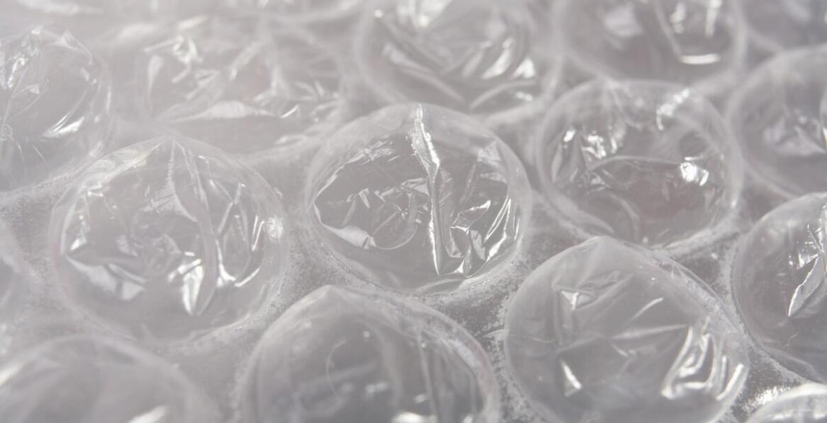 Jak folia bąbelkowa do pakowania wpływa na postrzeganie marki przez klientów?