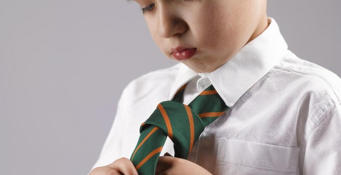 Jakie dodatki pasują do koszul dla chłopców?