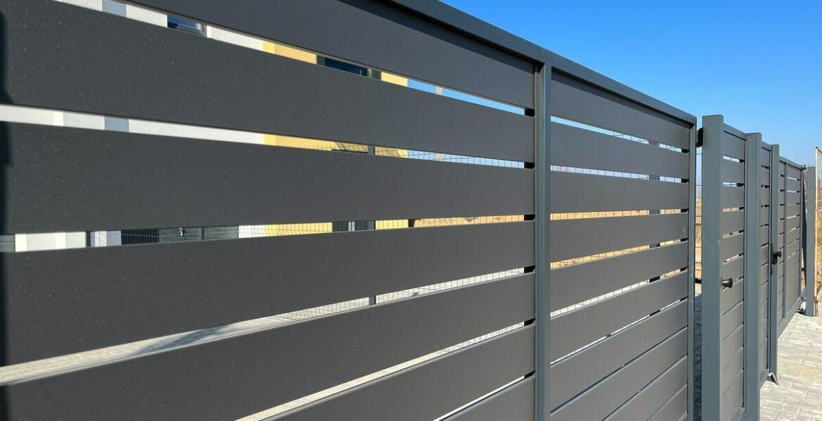 Jakie są zalety ogrodzeń aluminiowych w porównaniu do tradycyjnych?