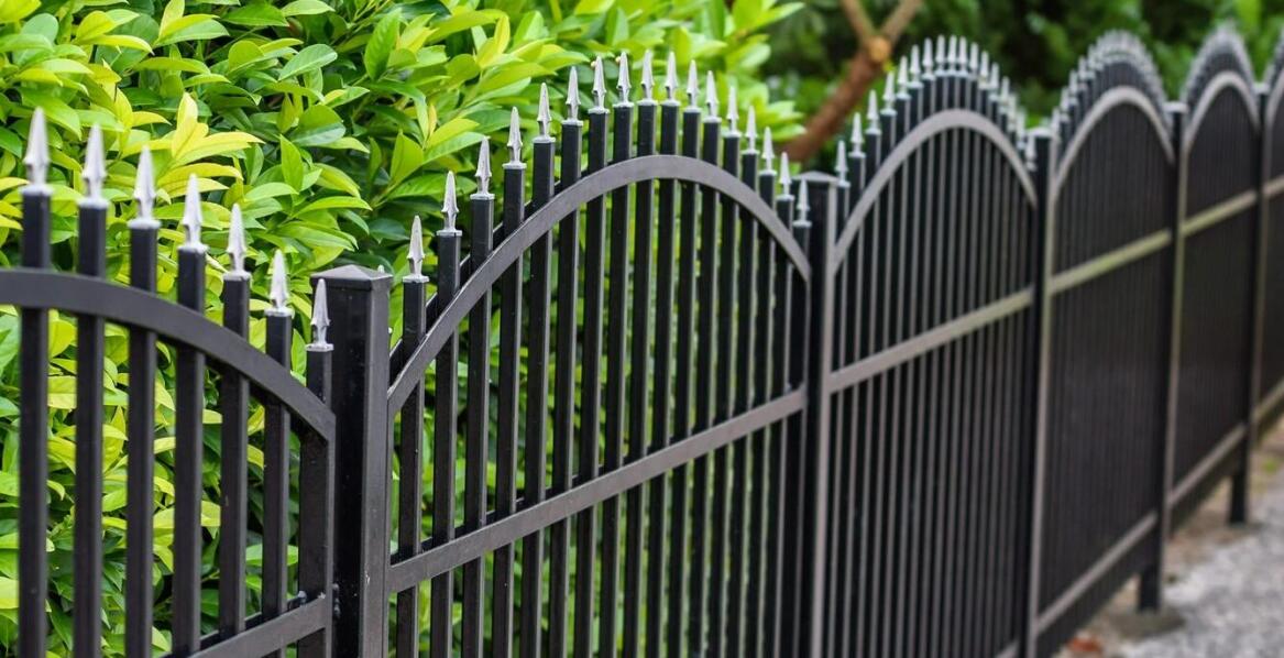Ogrodzenia metalowe: jak wybrać trwały i estetyczny produkt?