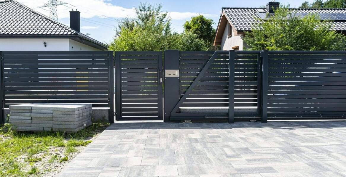 Jakie są zalety automatycznych bram w systemach ogrodzeń?