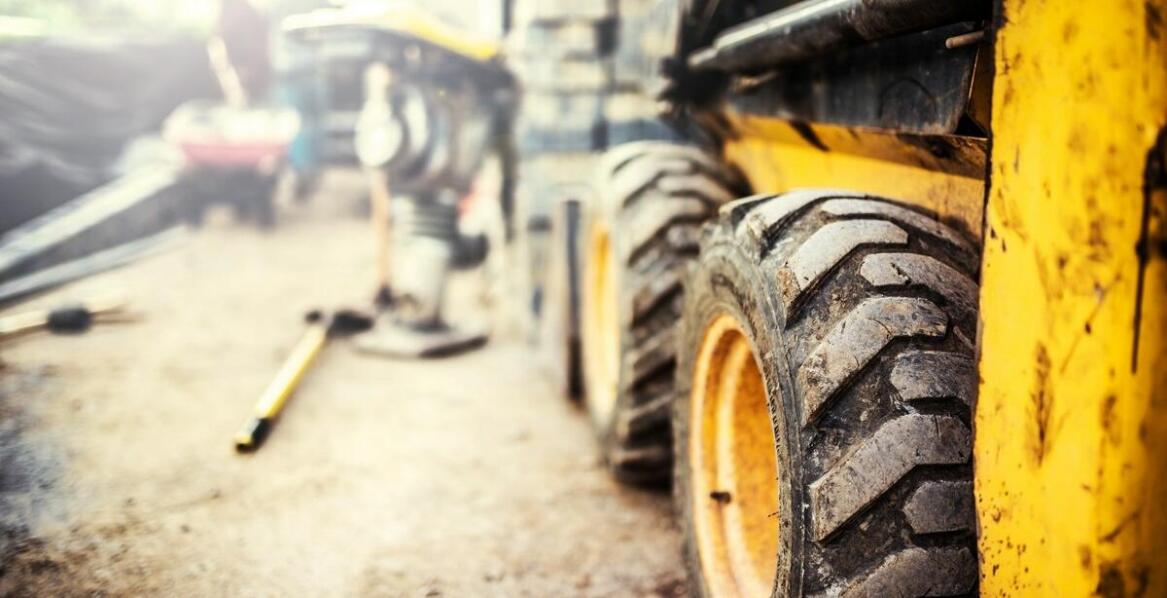 Kluczowe czynniki przy wyborze wypożyczalni maszyn budowlanych