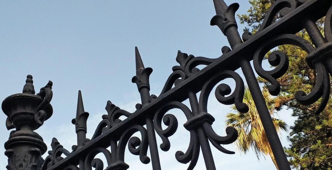 Wpływ powłok antykorozyjnych na trwałość ogrodzeń metalowych