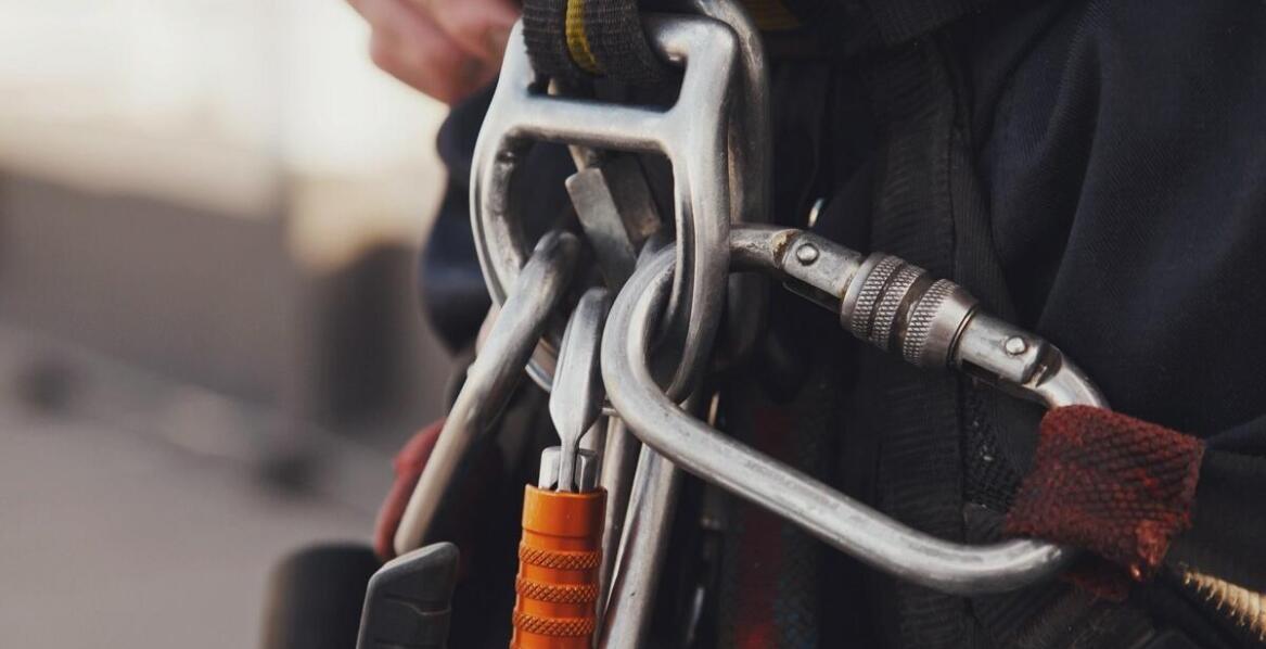 Efektywność a bezpieczeństwo – jak wybrać system mocowania drabiny?