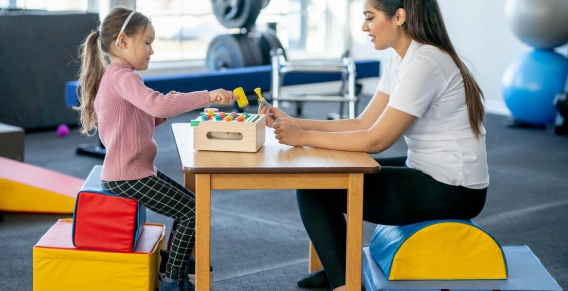 Kiedy powinna się odbyć pierwsza wizyta dziecka u logopedy?