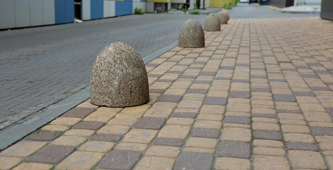 Jakie są zalety stosowania barier chodnikowych w obszarach rekreacyjnych?