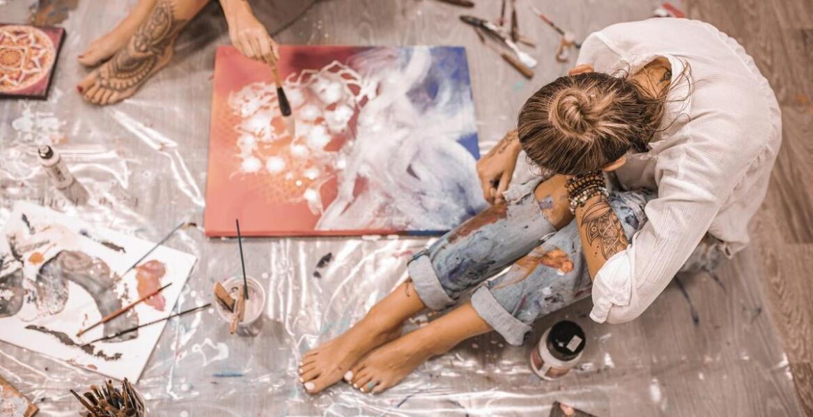 Jak ch podkowa leśna przyczynia się do promocji sztuki lokalnej?