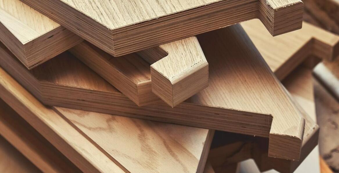 Personalizacja okrągłego drewnianego stolika kawowego - możliwości i inspiracje