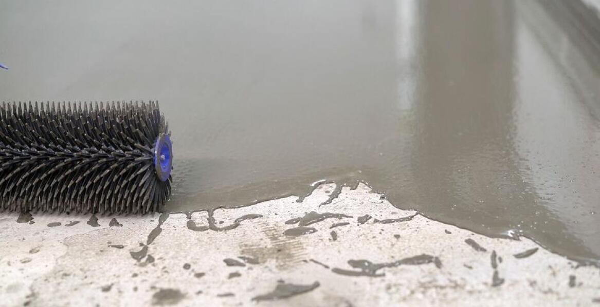 Rola specjalistycznego sprzętu w procesie wylewania posadzek cementowych