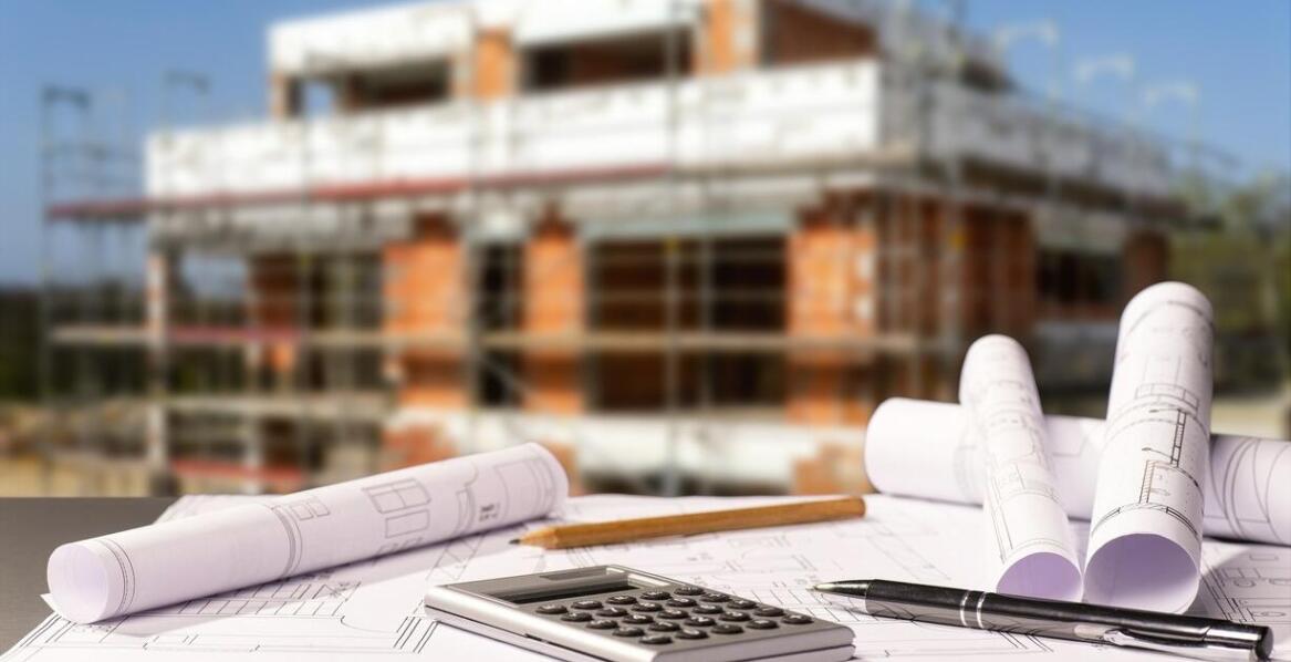 Jak prawo wpływa na proces wyceny nieruchomości w kontekście inwestycji budowlanych?