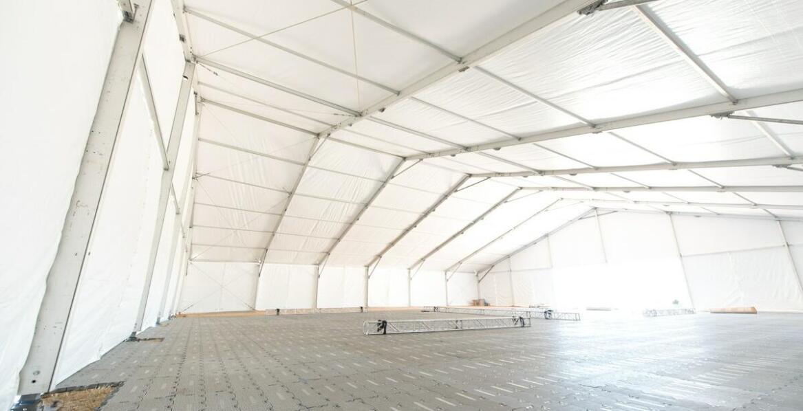 Zalety konstrukcji modułowej w halach namiotowych całorocznych