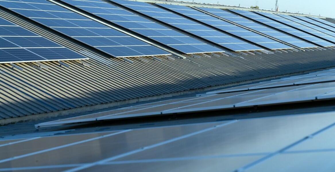 Jakie czynniki wpływają na koszt paneli słonecznych w instalacjach domowych?