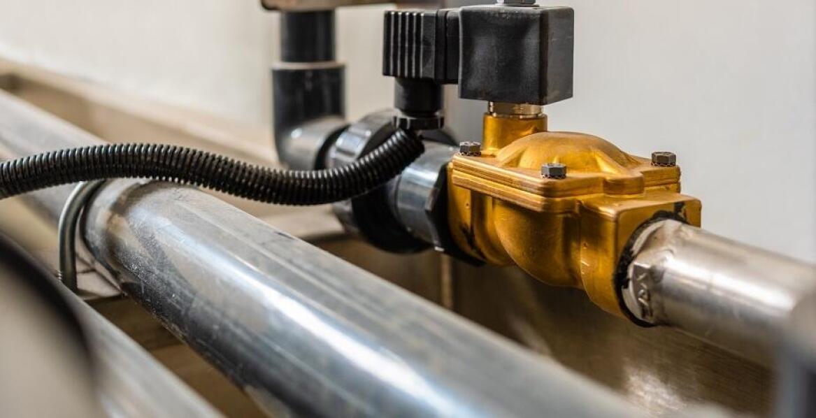 Jakie korzyści przynosi modernizacja systemów hydraulicznych z zaworem odcinającym?