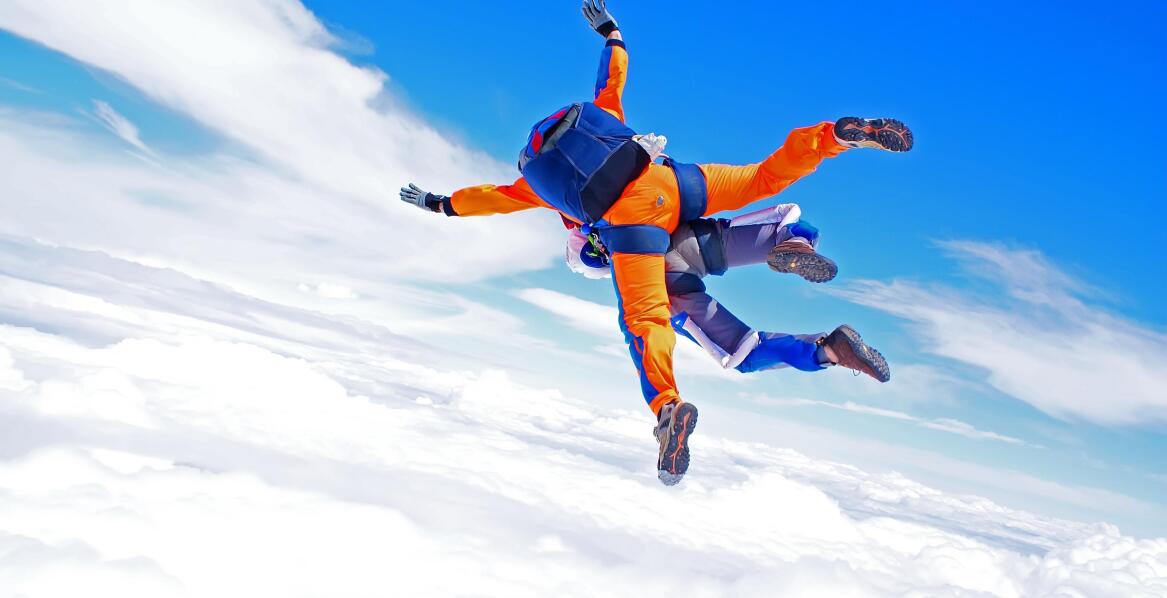 Ekstremalne prezenty: Skok spadochronowy jako niecodzienna niespodzianka