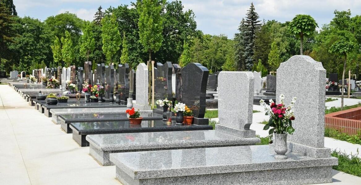 Różnorodność materiałów nagrobkowych dostępnych w ofercie zakładu