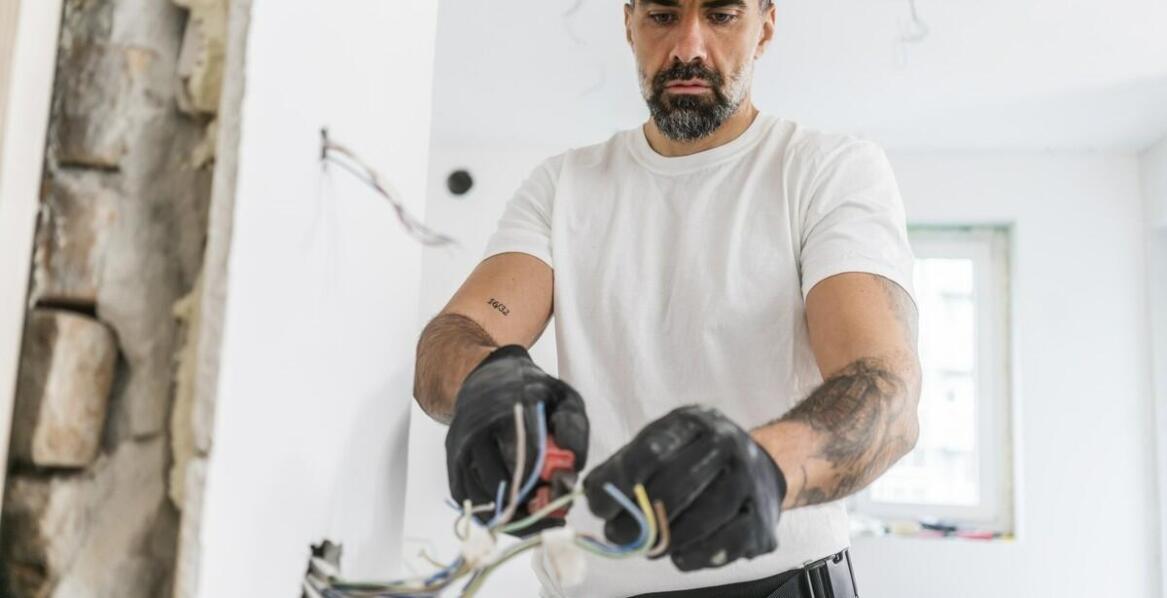 Wykonawstwo instalacji elektrycznych w obiektach komercyjnych - wyzwania i korzyści