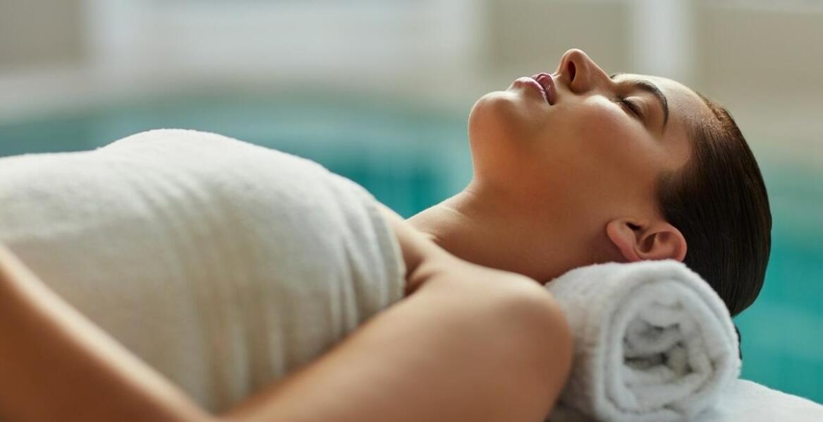 Jakie atrakcje oferuje hotel z dostępem do spa dla odwiedzających park rozrywki?