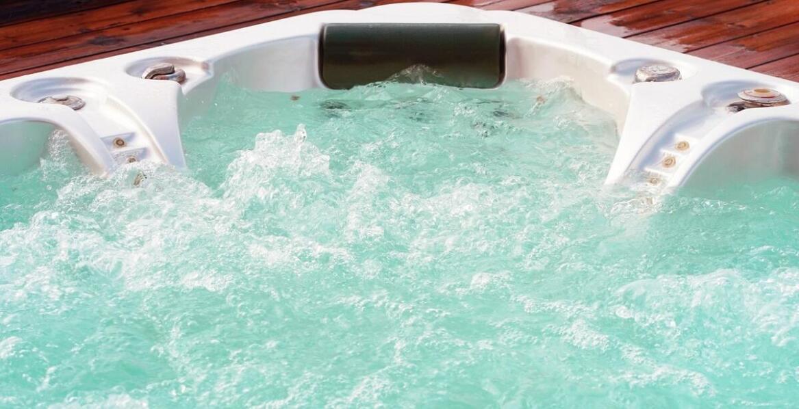 Jakie są koszty utrzymania jacuzzi ogrodowego całorocznego?