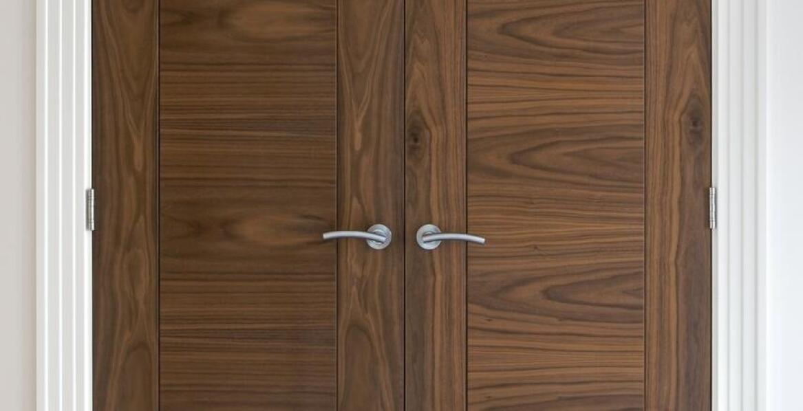 Drzwi z PVC a drewniane – porównanie w kontekście trwałości i estetyki