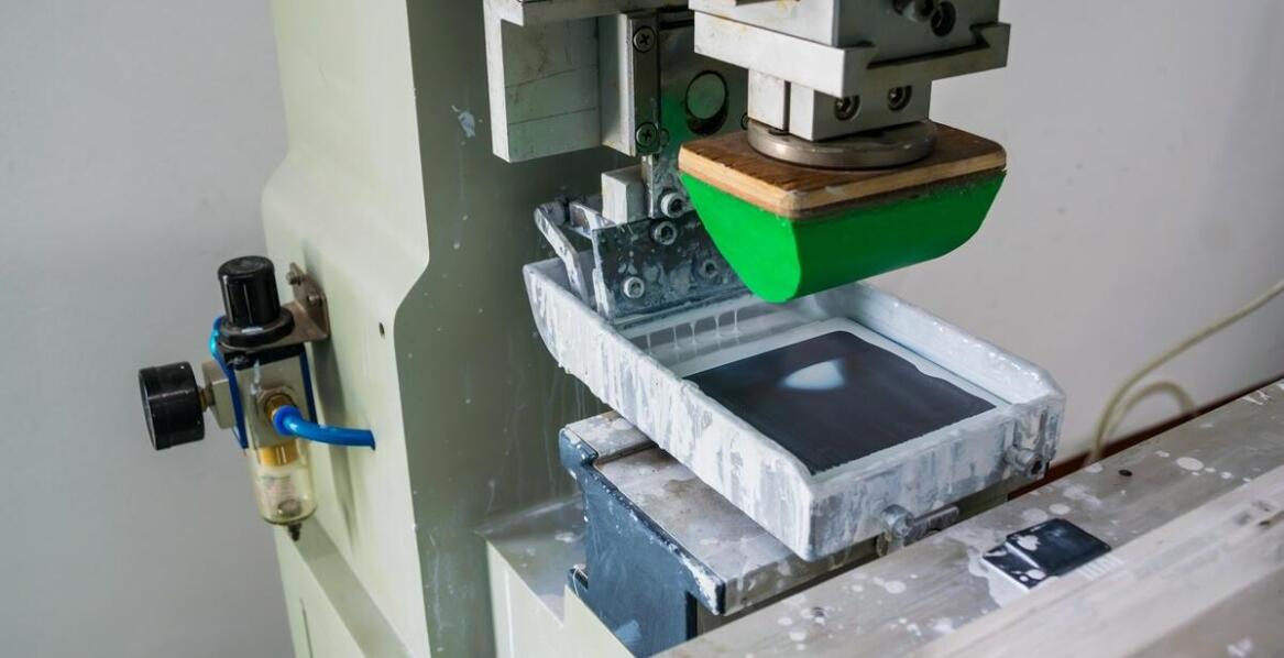 Jak tampodruk wpływa na jakość nadruków na torebkach foliowych?