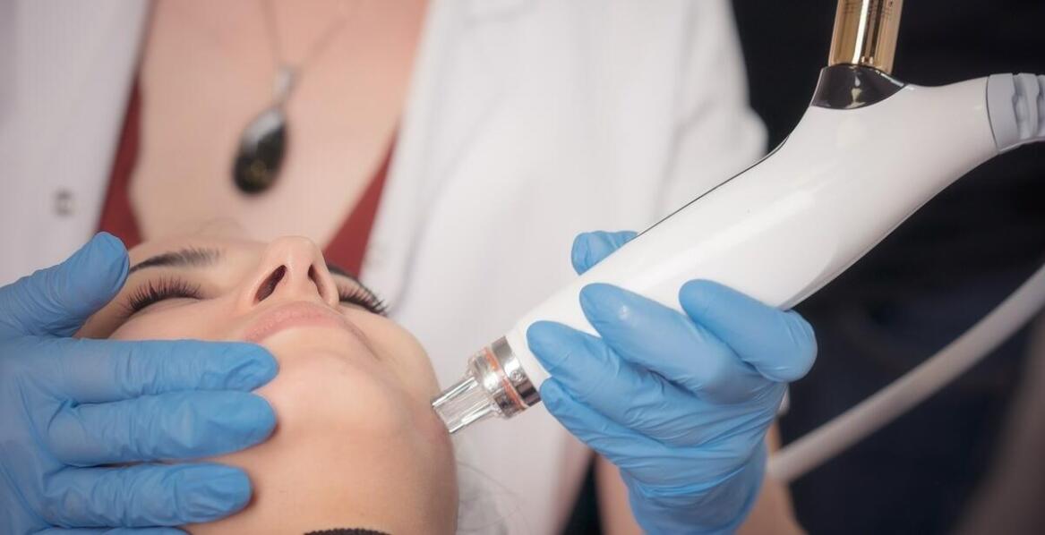 Zabiegi nawilżające i odżywiające skórę – oferta medycyny estetycznej