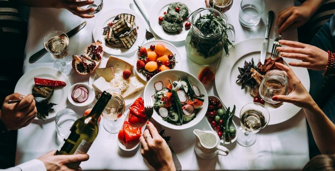 Różnorodność kuchni w ofercie profesjonalnego cateringu