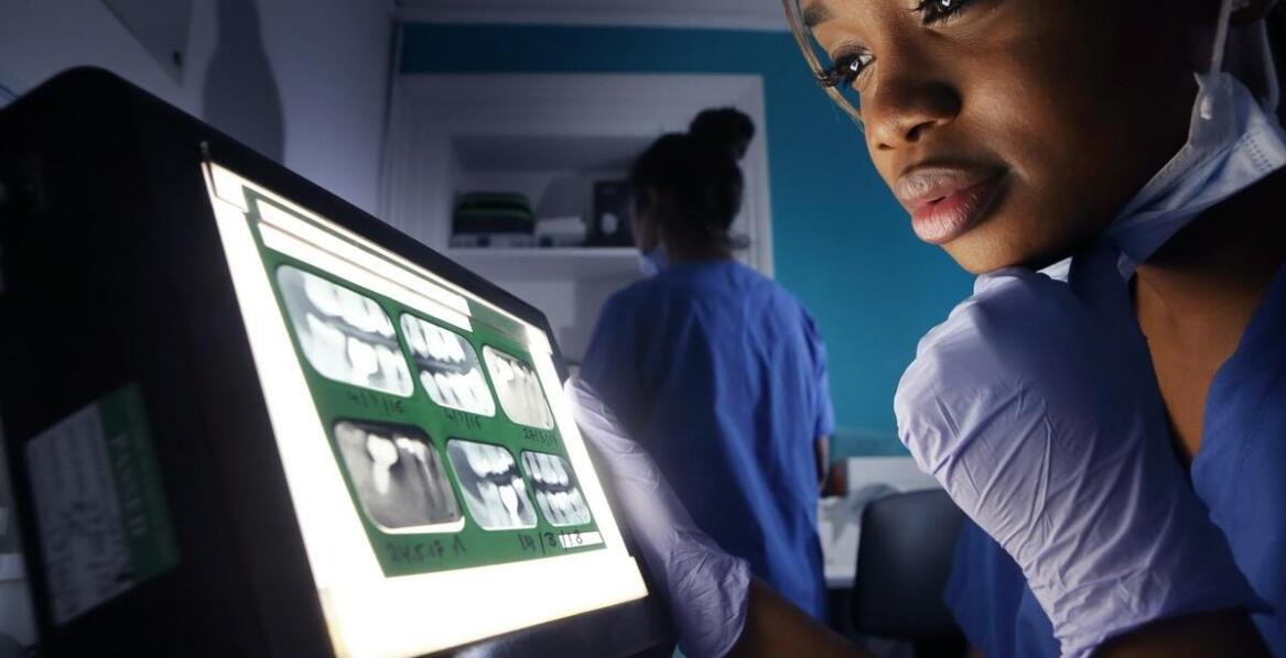 W jaki sposób pantomogramy pomagają w ocenie stanu zdrowia jamy ustnej?