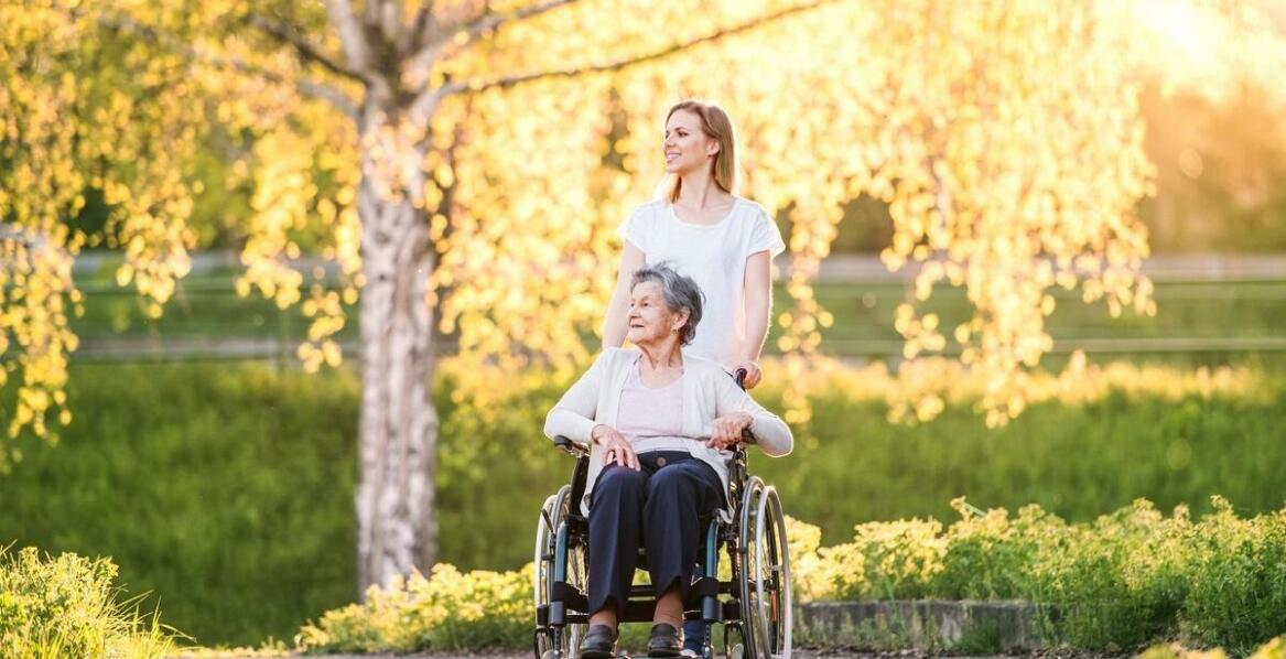 Jakie są najważniejsze aspekty organizacji czasu wolnego dla osób leżących?