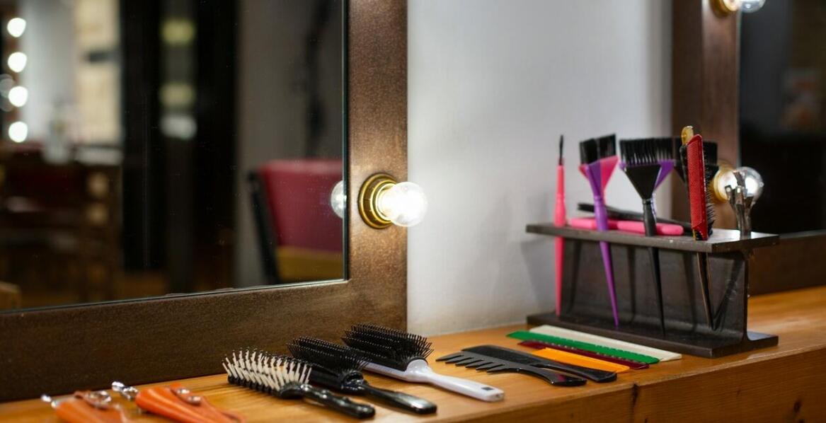 Peruki naturalne a sezonowe trendy fryzjerskie