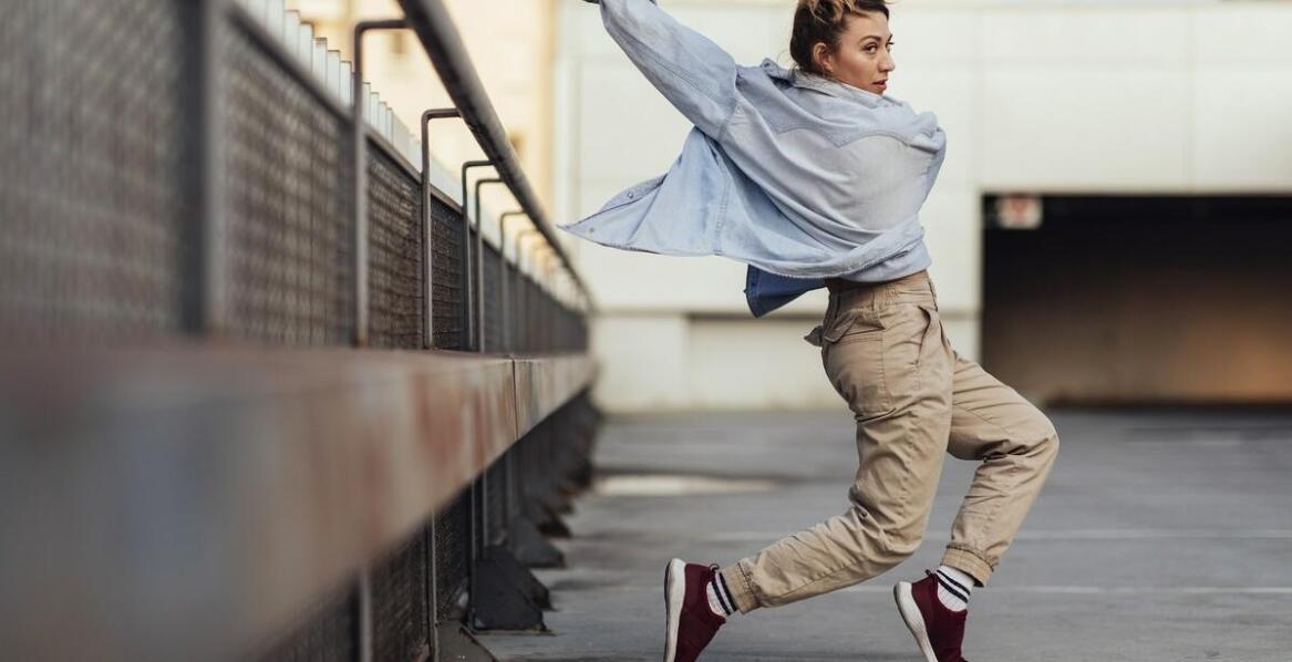 Modne stylizacje z szerokimi spodniami damskimi na różne okazje