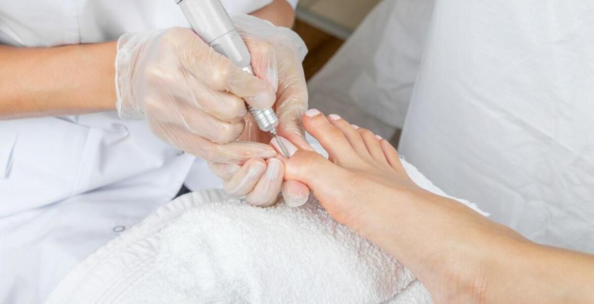 Jak pedicure medyczny może pomóc w leczeniu zmian na płytce paznokciowej?