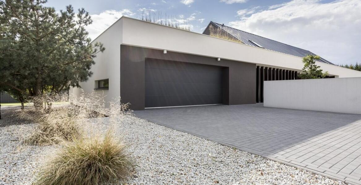 Czy dach płaski jest odpowiedni dla każdego klimatu? Analiza korzyści i ograniczeń