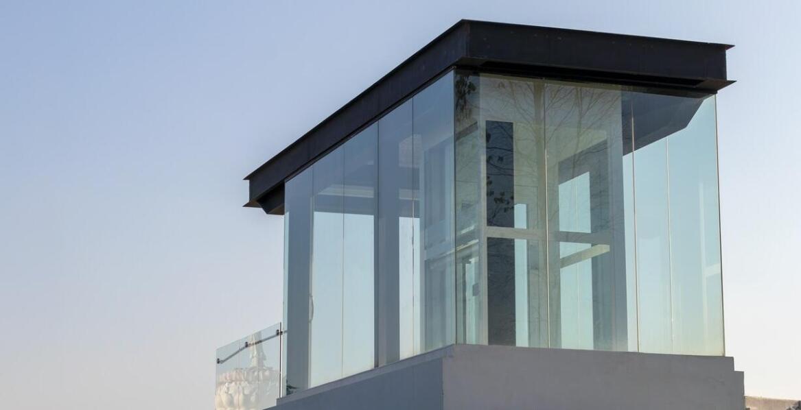 Dlaczego inwestorzy wybierają szkło hartowane do projektów budowlanych?