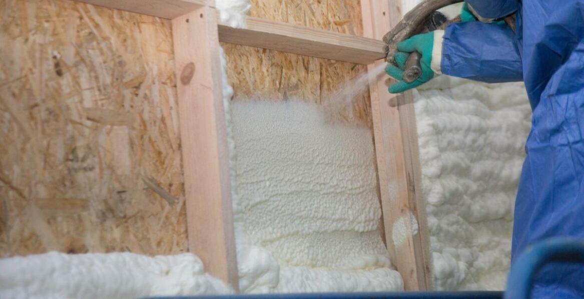 Jakie są najczęstsze pytania klientów dotyczące izolacji poddaszy pianką PUR?