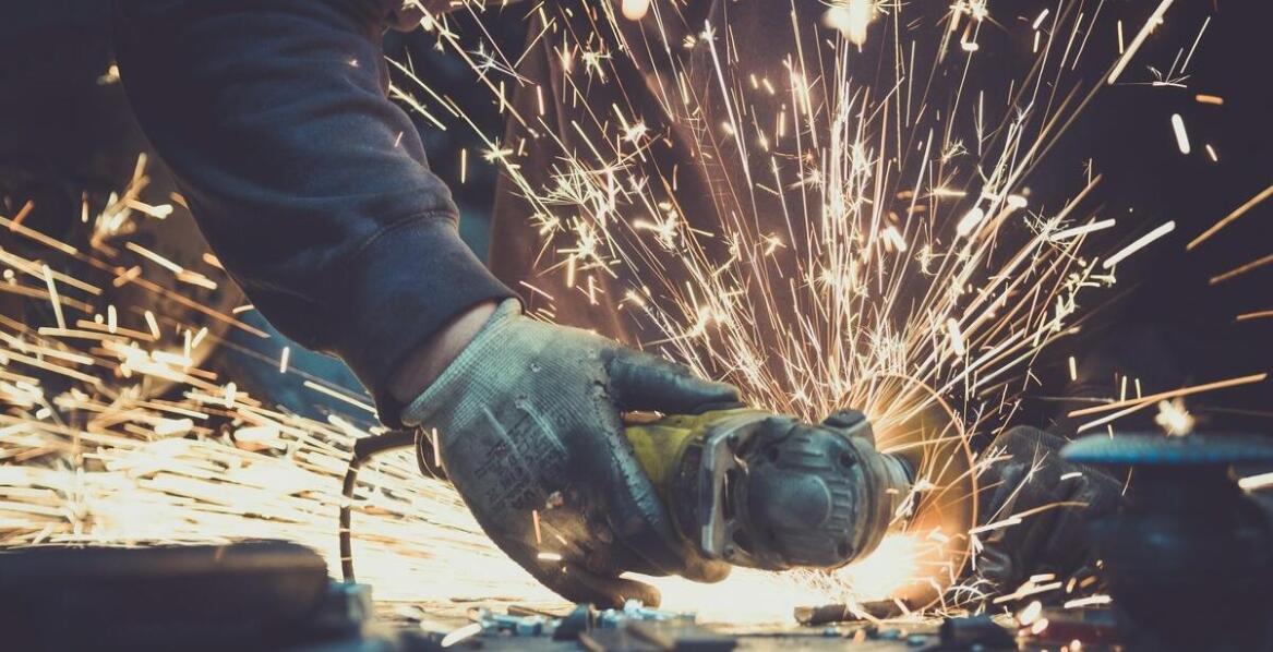 Znaczenie precyzyjnego szlifowania w procesie przygotowania metalu do galwanizacji