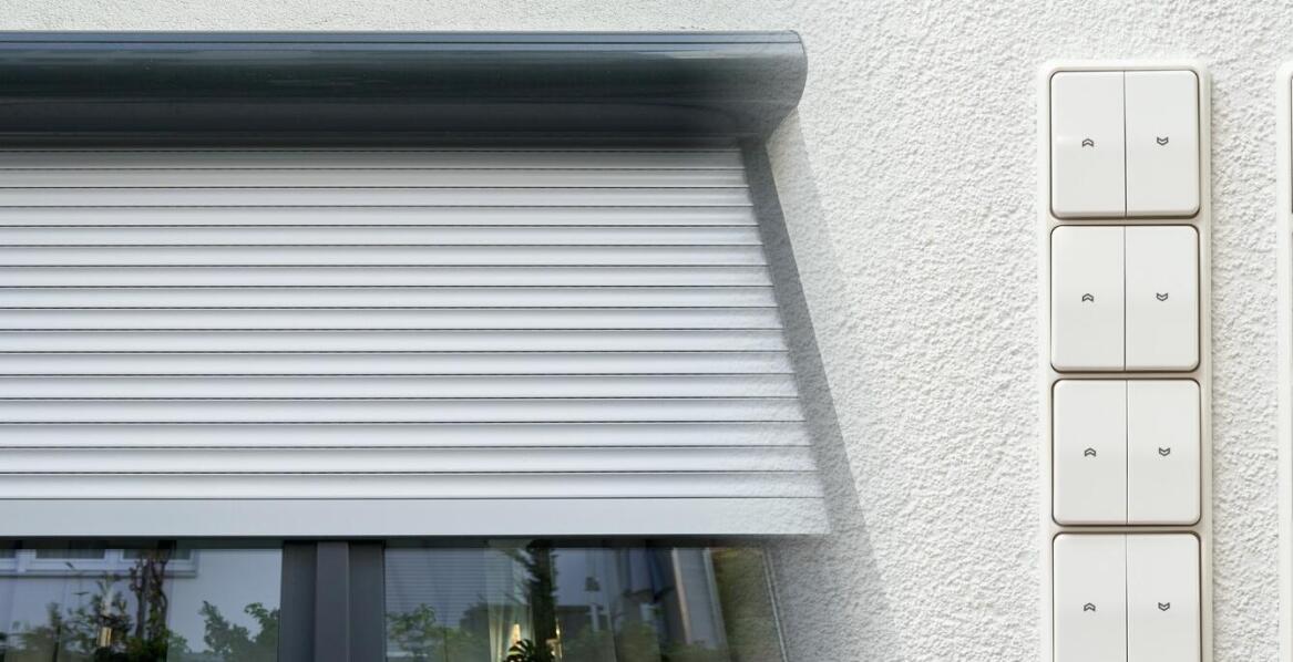 Rolety zewnętrzne nadstawne: Jak poprawiają komfort i bezpieczeństwo domów