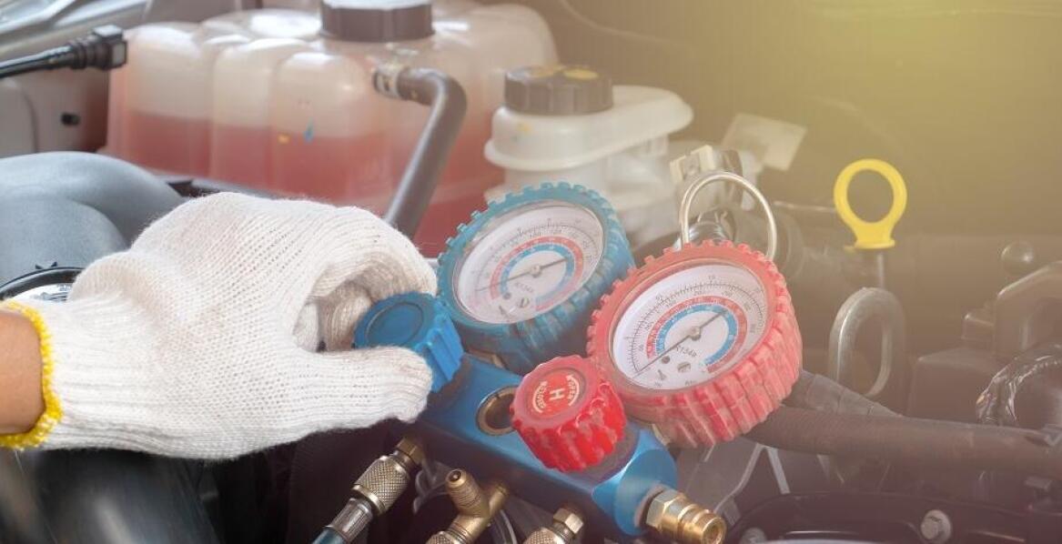Jakie są zalety napełniania układu klimatyzacji przez profesjonalistów?