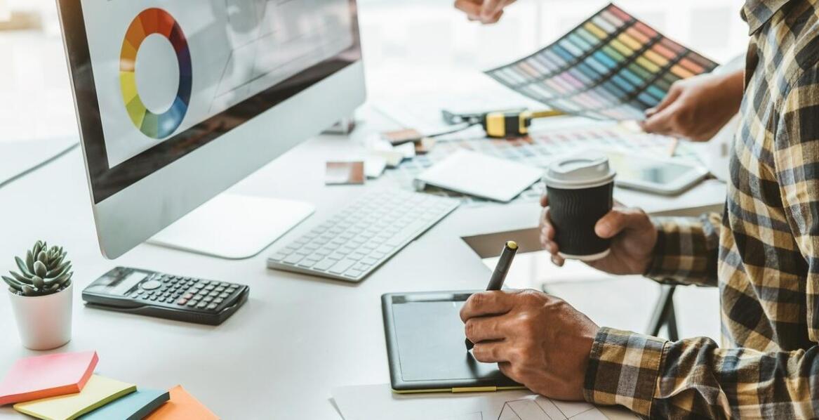 Znaczenie koloru i formy w projektowaniu skutecznych szyldów firmowych