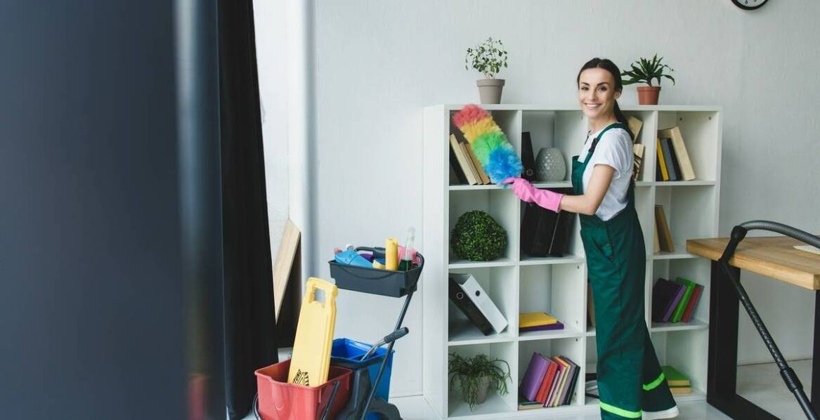 Specjalistyczne podejście do sprzątania pokoi i salonów