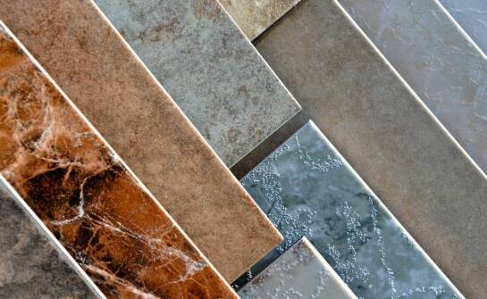 Jak wybrać płytki ceramiczne do wnętrza o dużym natężeniu ruchu?
